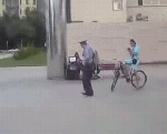 Коп отжигает.кстати неплохо танцует